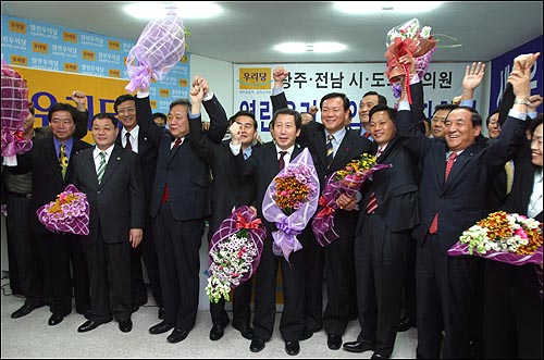 1일 오후 열린우리당 입당 기자회견을 마친 광주전남 시·도의회 의원들이 김근태 원내대표와 정대철, 천용택, 신기남 의원으로부터 환영 꽃다발을 받고 기념촬영을 하고 있다 